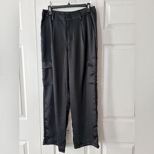 GAP Women’s Black Satin Cargo Pants
NWT
INSEAM 28”
SMOKE FREE HOME